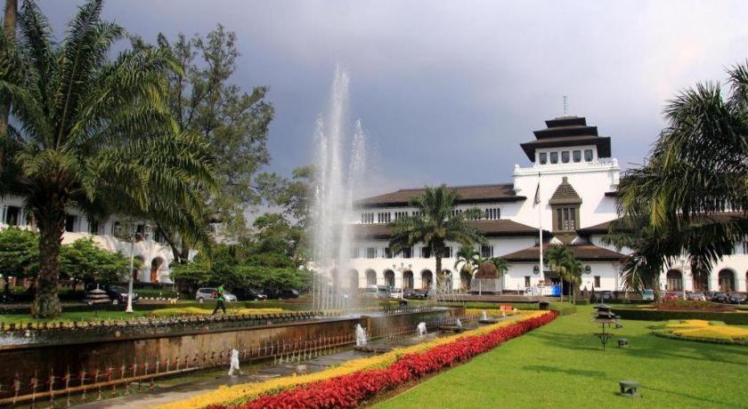 Hotel Tibera Taman Cibeunying Bandung Zewnętrze zdjęcie